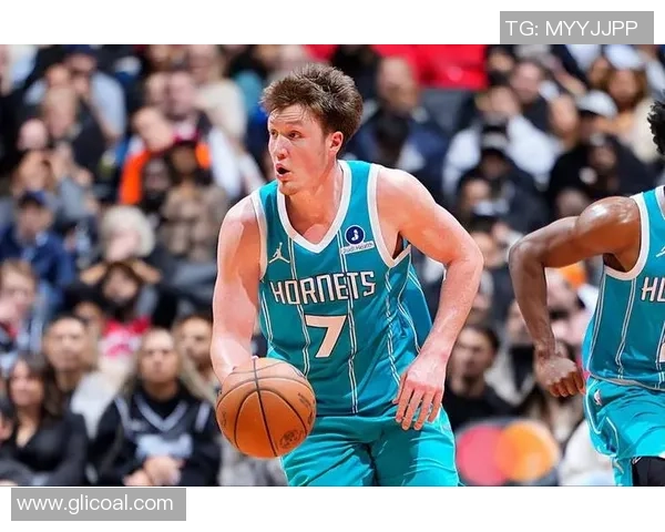 无愧新秀榜榜首！新蜂王轰28+8+7破历史纪录 留给三球的时刻不多了